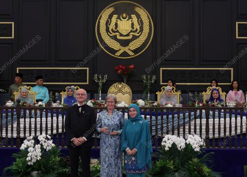 TUNKU AZIZAH AMINAH MAIMUNAH ISKANDARIAH
