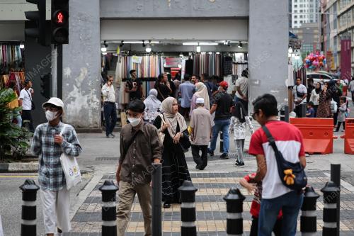 PENGUNJUNG DI JALAN TUANKU ABDUL RAHMAN