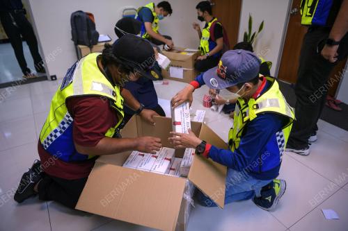 MENGIMPORT PERANTI PERUBATAN