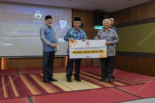 DATUK DR MOHD NA'IM MOKHTAR