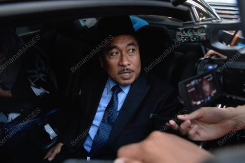 AHLI PARLIMEN KELUAR DARI PERKARANGAN ISTANA