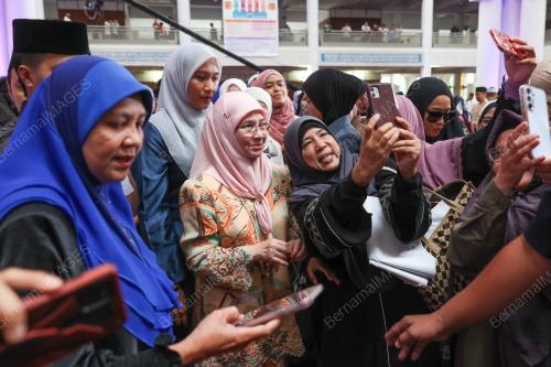 TUNKU AZIZAH AMINAH MAIMUNAH ISKANDARIAH