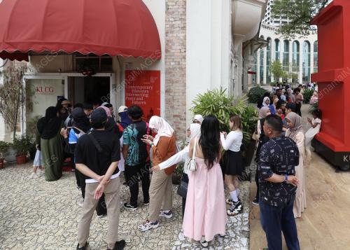 ORANG RAMAI MEMENUHI KLCG