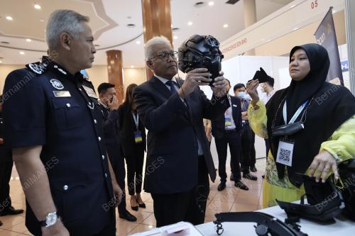 DATUK SERI HAMZAH ZAINUDIN