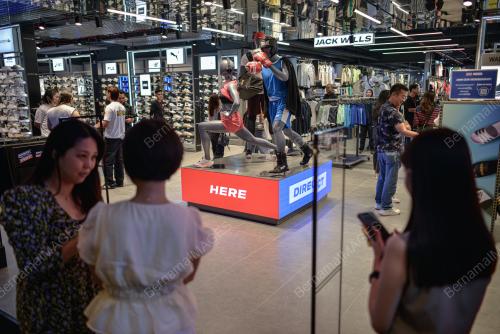OPENING SPORTS DIRECT FIRST FLAGSHIP