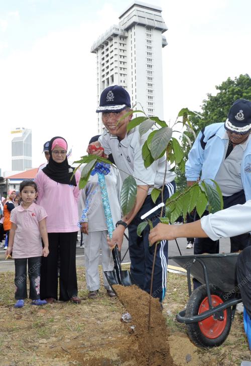 KL40_06072012_ISMAIL