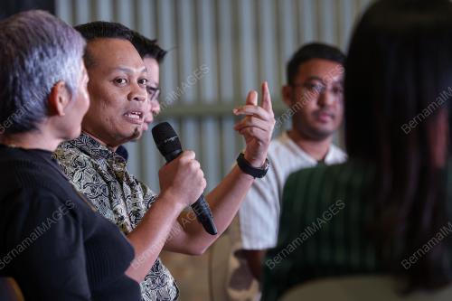 NIK NAZMI NIK AHMAD