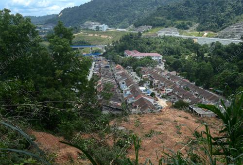 TANAH RUNTUH TAMAN BUKIT PERMAI