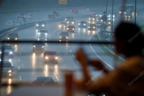 ALIRAN TRAFIK MENGHALA SELATAN