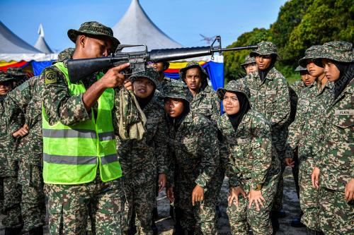 LATIHAN MENEMBAK PLKN