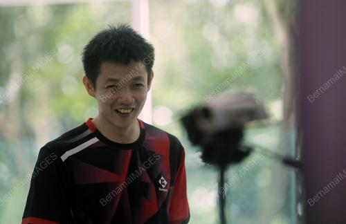 PEMAIN BADMINTON PROFESIONAL LAPOR DIRI