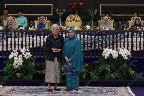 TUNKU AZIZAH AMINAH MAIMUNAH ISKANDARIAH