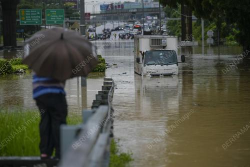 TINJAUAN BANJIR DI LEBUHRAYA PERSEKUTUAN