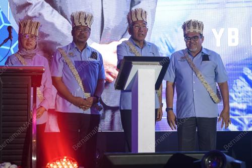 DATUK SERI MAHDZIR KHALID