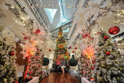 PERHIASAN SAMBUTAN HARI NATAL THE GARDEN