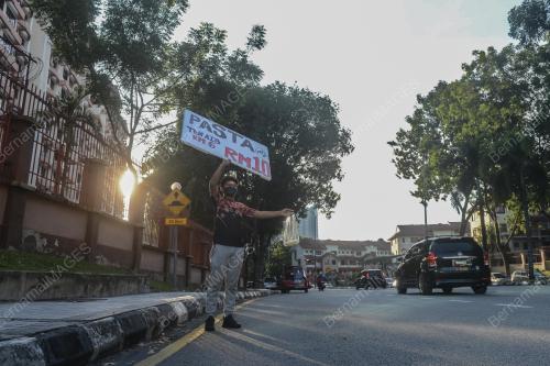 PENIAGA JALANAN MEMBUAT KELAINAN DALAM MELARISKAN MAKANAN