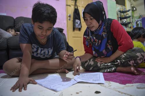 PENDAKWAH EBIT LEW BANTU PELAJAR MENGIKUTI PDPR