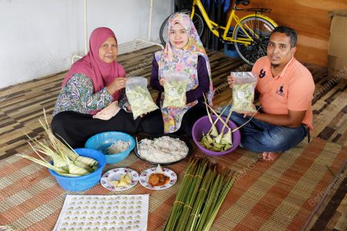 PROSES PENYEDIAAN KETUPAT PALAS