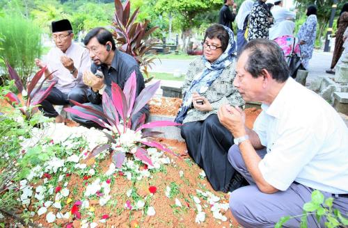 AHMAD MAHMUD