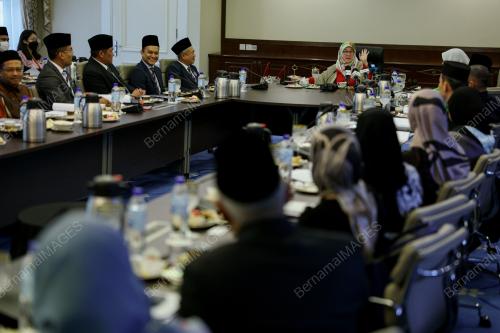 TUNKU HAJAH AZIZAH AMINAH MAIMUNAH ISKANDARIAH