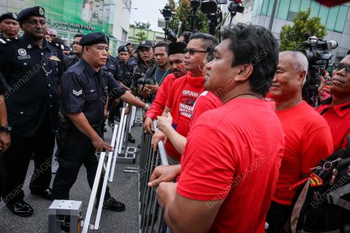 KL41_05112016_BAJU_MERAH