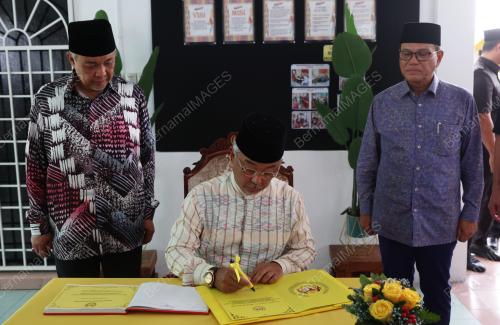 AL-SULTAN ABDULLAH RI'AYATUDDIN AL-MUSTAFA BILLAH SHAH