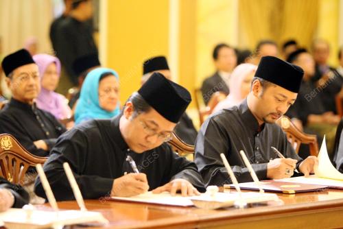 ANGGOTA KABINET ANGKAT SUMPAH