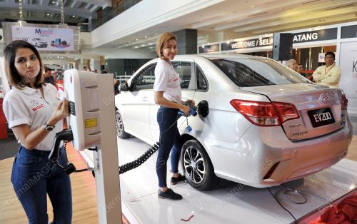 KL41_10112016_AUTOSHOW