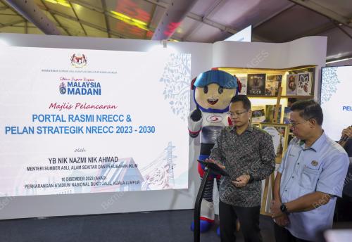 NIK NAZMI NIK AHMAD