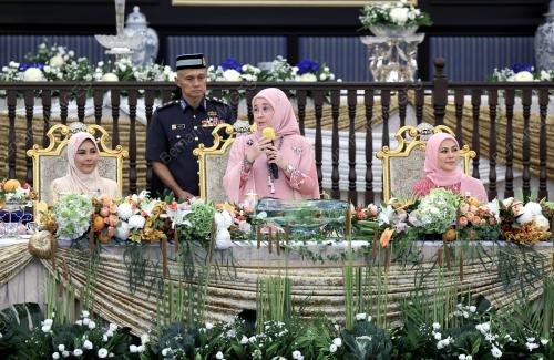 TUNKU AZIZAH AMINAH MAIMUNAH ISKANDARIAH 