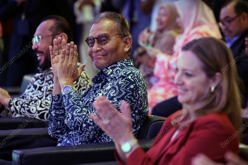 DATUK SERI DR DZULKEFLY AHMAD