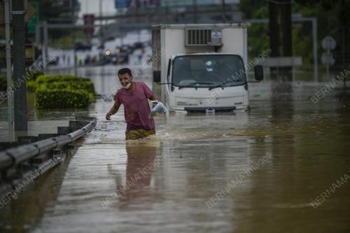 TINJAUAN BANJIR DI LEBUHRAYA PERSEKUTUAN