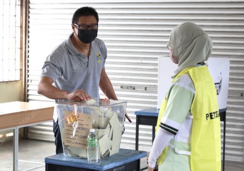 DR AZMI SHAROM