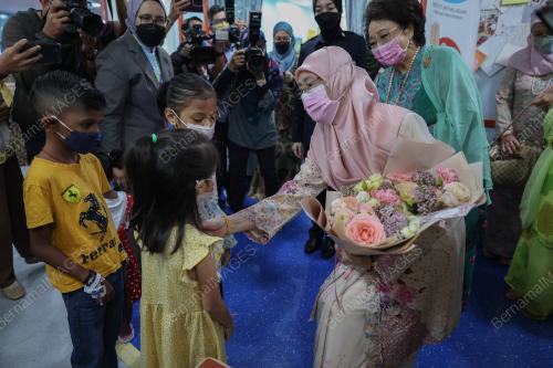 DATUK SERI WAN AZIZAH WAN ISMAIL