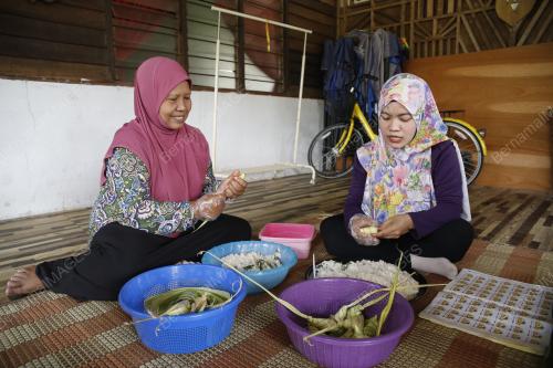 PROSES PENYEDIAAN KETUPAT PALAS