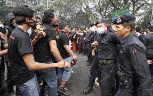 KL41_24062013_BANTAH
