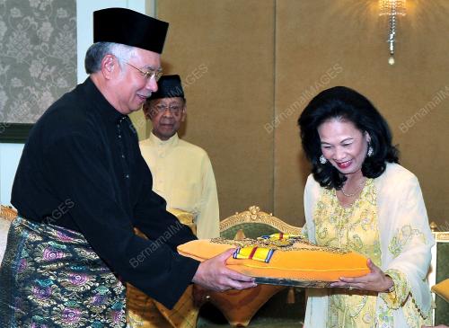 KL41_26012012_AGONG