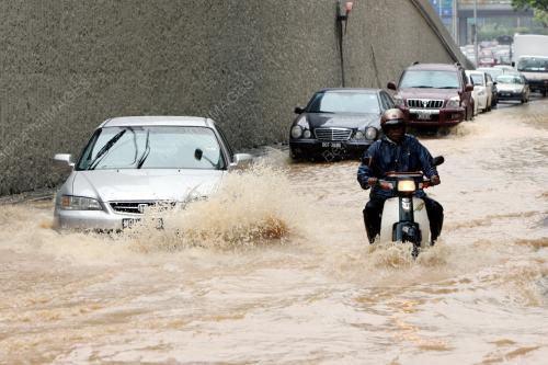 KENDERAAN REDAH BANJIR KILAT