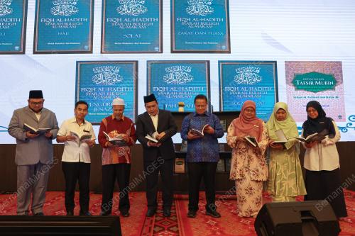 DR MUHAMAD RAZAK IDRIS