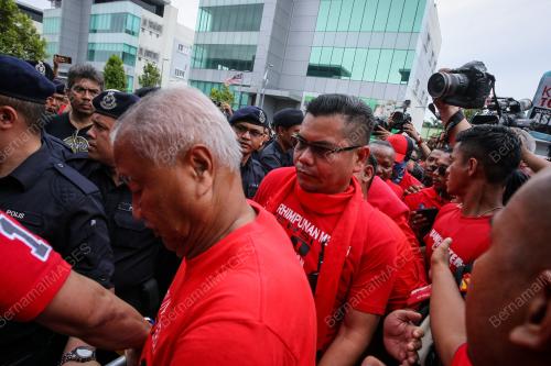 KL42_05112016_BAJU_MERAH