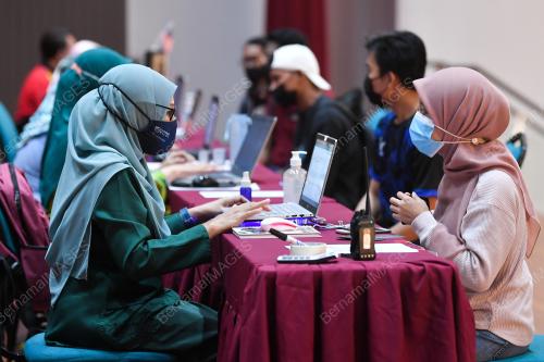 PELAJAR UNIVERSITI MALAYA PULANG KE KAMPUNG