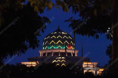 TINJAUAN HARI KUPUTERAAN RASMI YANG DI-PERTUAN AGONG