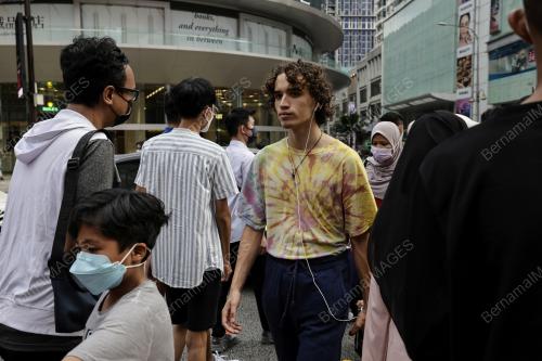 TINJAUAN PEMAKAIAN PELITUP MUKA DI TEMPAT AWAM
