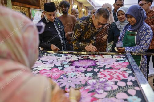 KEMPEN ˜INI BATIK MALAYSIA'