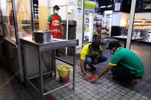 KEBENARAN MAKAN DI RESTORAN HANYA DUA ORANG
