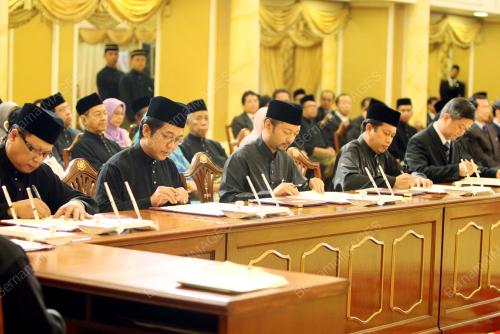 ANGGOTA KABINET ANGKAT SUMPAH