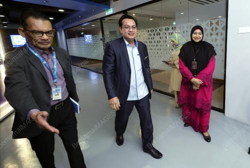 NIK KAMARUZAMAN NIK HUSIN