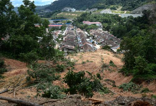 TANAH RUNTUH TAMAN BUKIT PERMAI