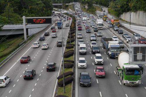 JALAN JALAN UTAMA SEKITAR KL SESAK SUSULAN PELAKSANAAN SEMULA PKP ESOK