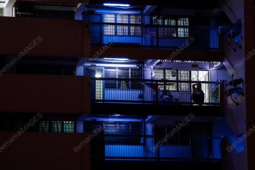 KEMPEN 'LIGHT IT BLUE' BARISAN HADAPAN MELAWAN COVID-19